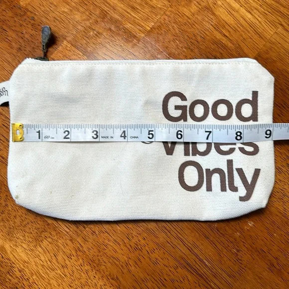 Sun Bum Make-Up Bag - Picture 4 of 5